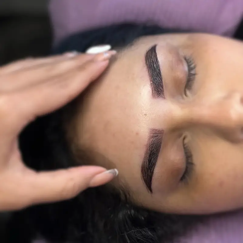 Cejas hechas por Katy Durán