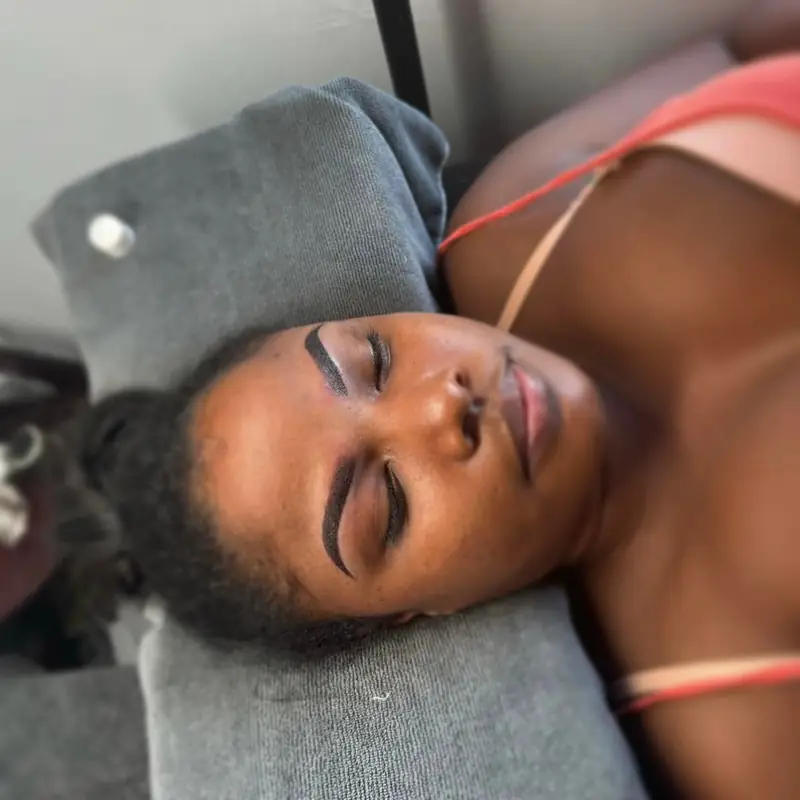 Cejas hechas por Katy Durán