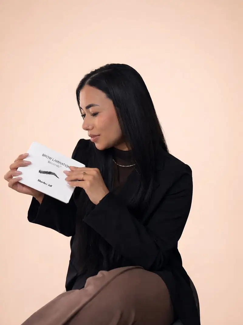 Katy Durán con uno de sus diseños de ceja